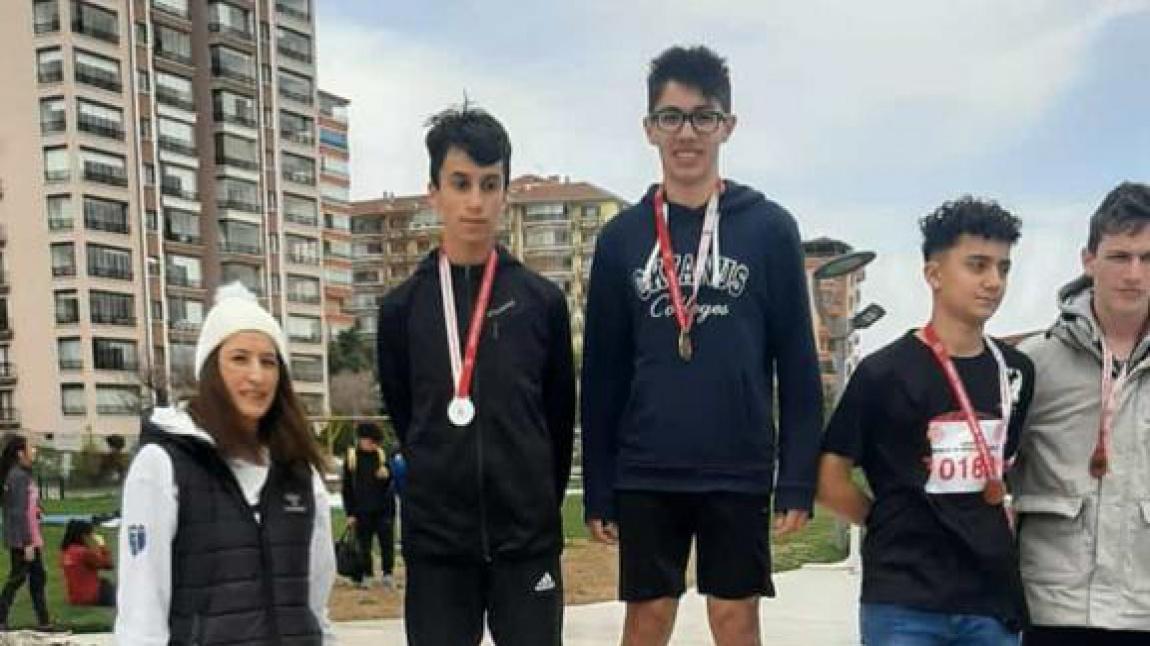 Okulumuz 8/B sınıfından Ali  Çınar okullararası kısa mesafe 60 metre koşusunda 2. olmuştur.